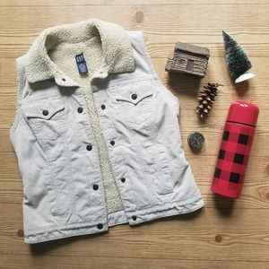 GAP Jackets & Coats - GAP corduroy sherpa lined vest sz M GAP Jackets & Coats - GAP corduroy sherpa lined vest sz M